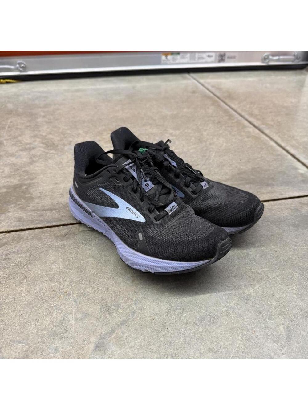 brooks launch gts 9 black and purple running gym shoes size 6 WOMENS